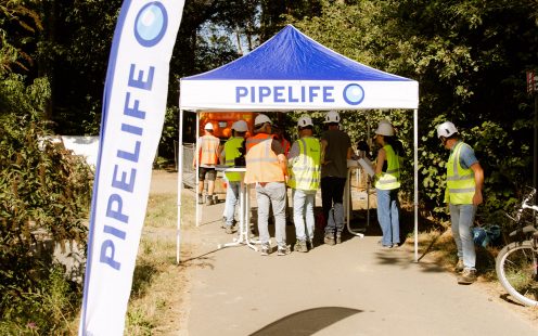 Picture of the organised demodag. People are watching the project. 